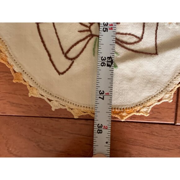 Vintage Floral Hand-Embroidered Doilies & Table Runner Set - Picture 10 of 11